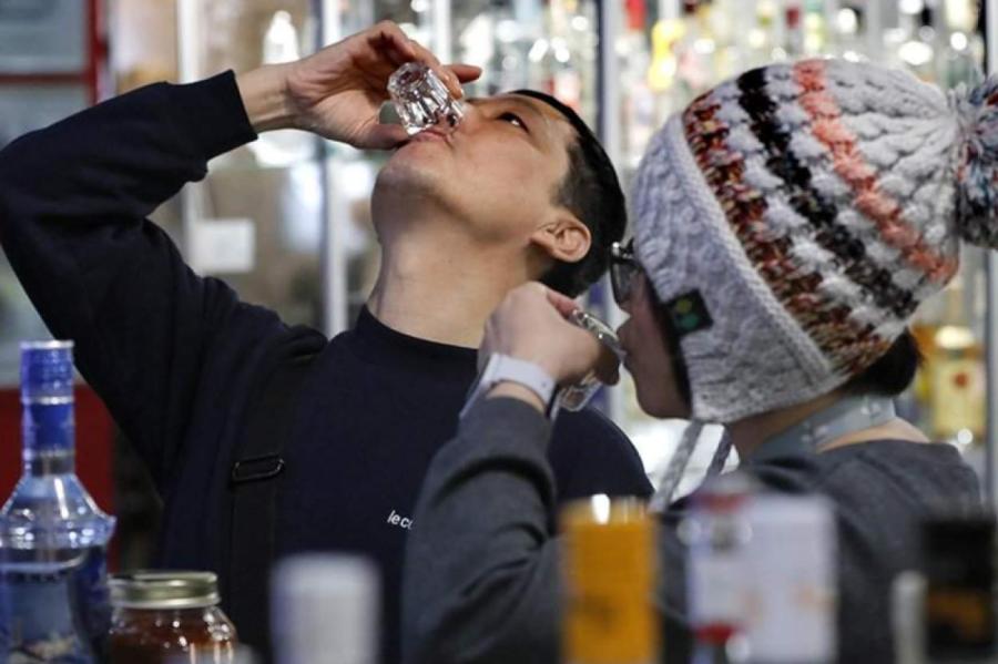 А мы крепчаем: русские заливают кризис отечественным алкоголем (ВИДЕО)
