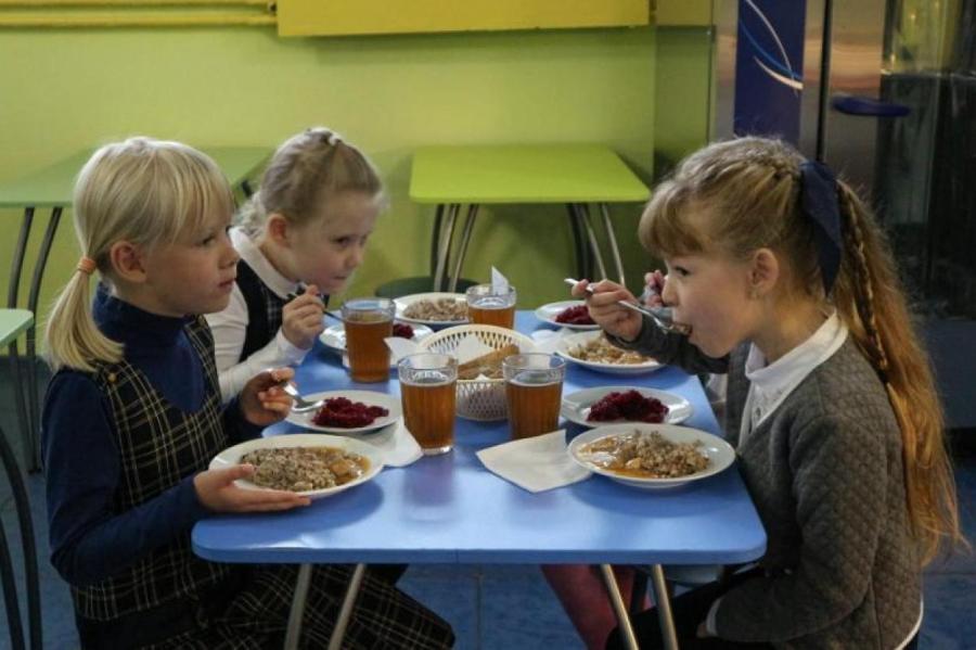 Рижская дума повысит цены на обеды для школьников и детсадовцев. На сколько?
