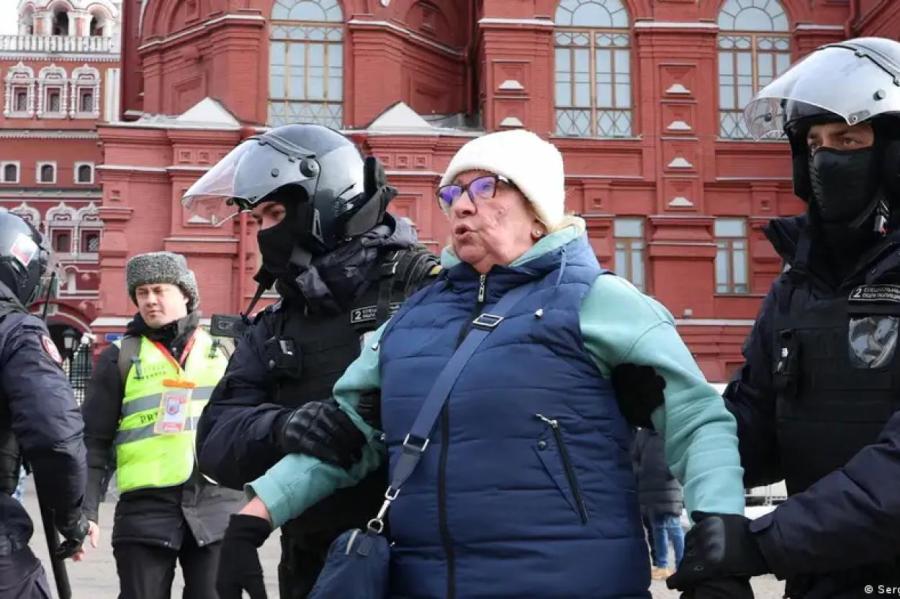 В России сотни пожилых людей осуждены за антивоенные акции