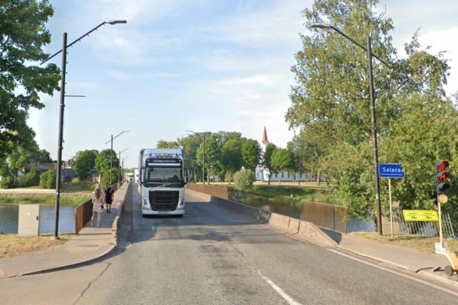 Эстония направила Латвии запрос о причинах пробок на мосту в Салацгриве