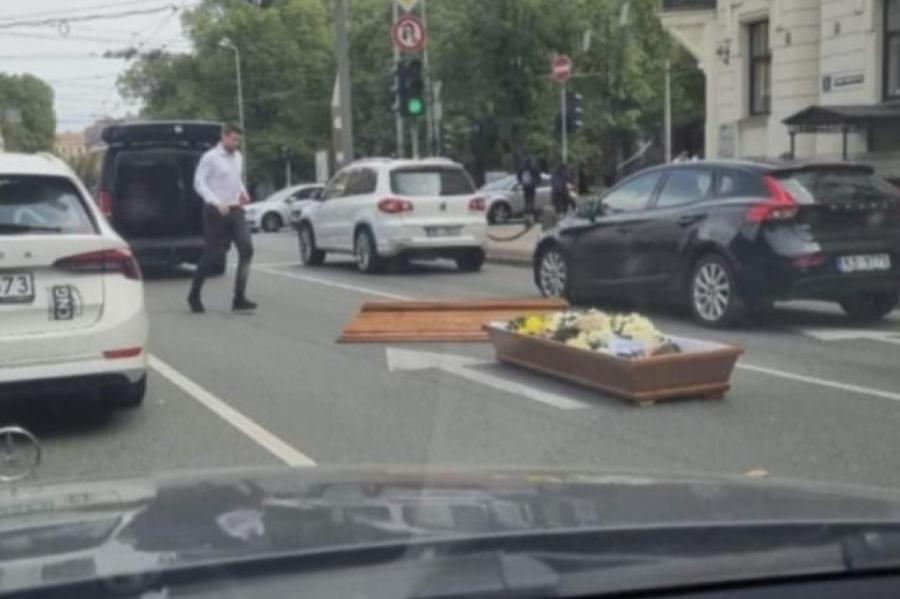 ВИДЕО: в Центре Риги из катафалка на дорогу выпал гроб с покойником