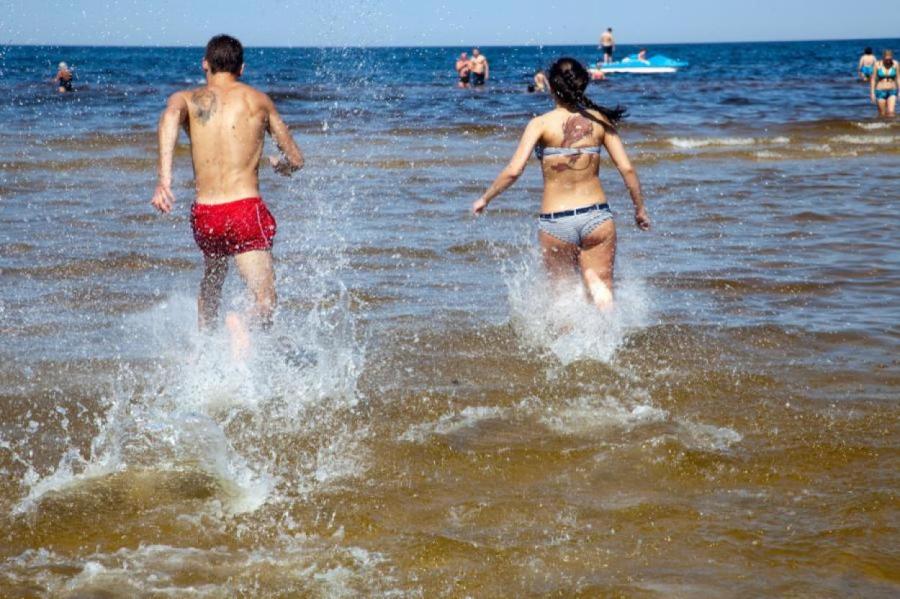 Вода на пляжах в Юрмале прогрелась до +16 градусов