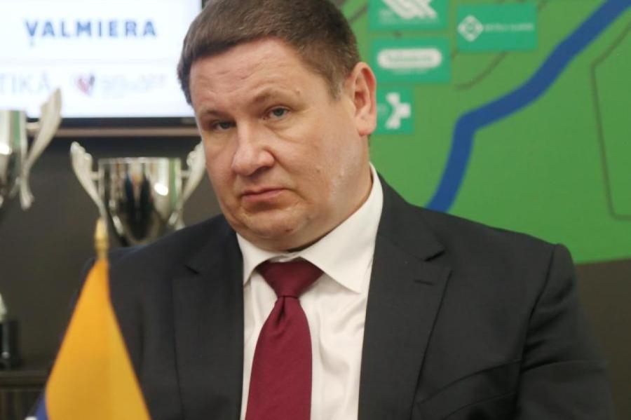 Министр обороны Украины вручил награду мэру Огре, который стал профессором