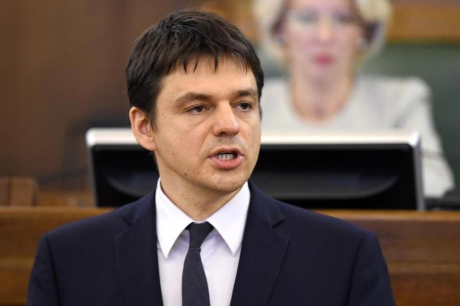«Это полная чушь!»: депутат возмущен, что гражданам РФ продлевают срок экзамена