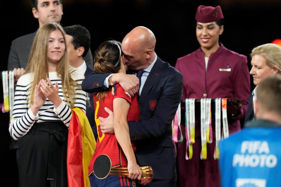 ФИФА отстранила главу испанского футбола за поцелуй футболистки в губы