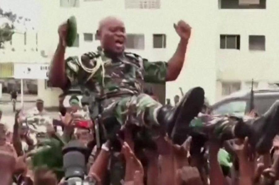 Организаторы переворота в Габоне назначили временного президента