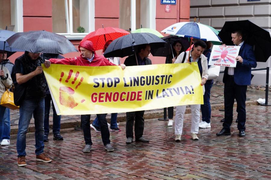 Дождь страшнее ассимиляции - пикет против уничтожения русских школ у Сейма