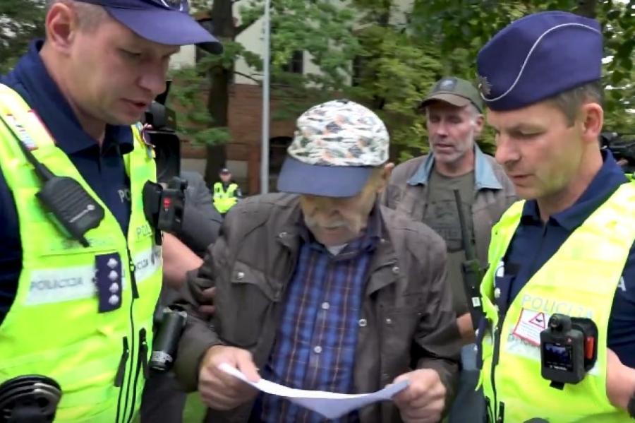Протест «Учи или убирайся» прошел не без конфликта: пенсионера забрала полиция