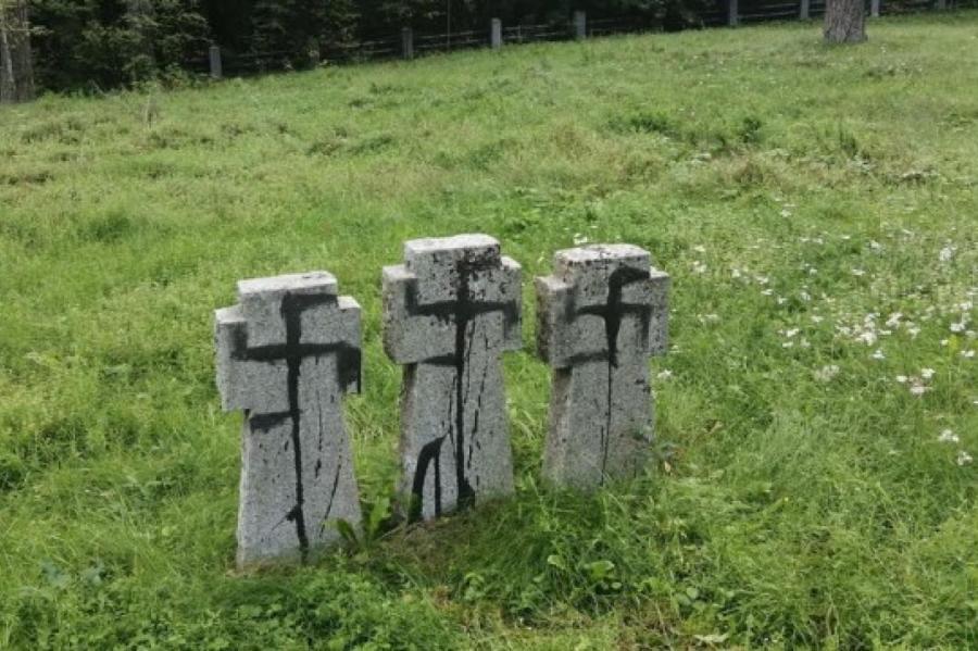 Вандалы на немецком кладбище разрисовали свастикой кресты