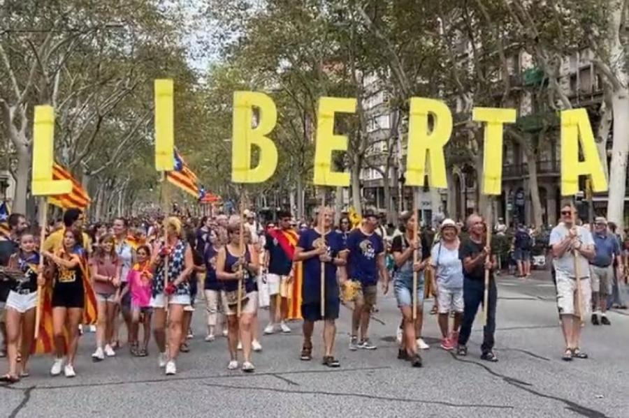 На акцию за независимость Каталонии вышло 100 тысяч человек