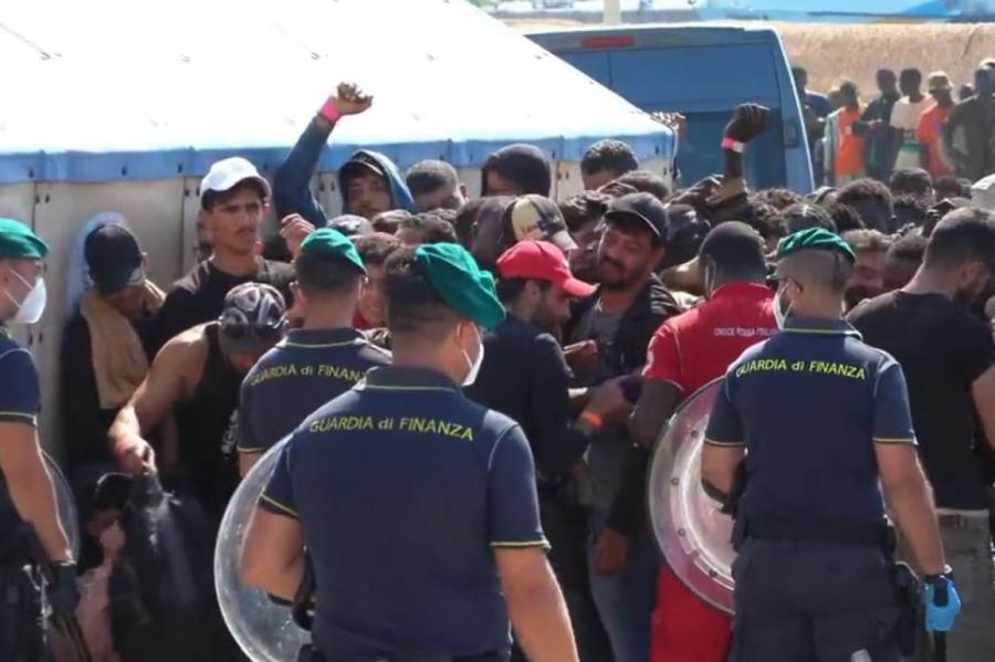 На Лампедузе объявлена ЧС после прибытия тысяч мигрантов