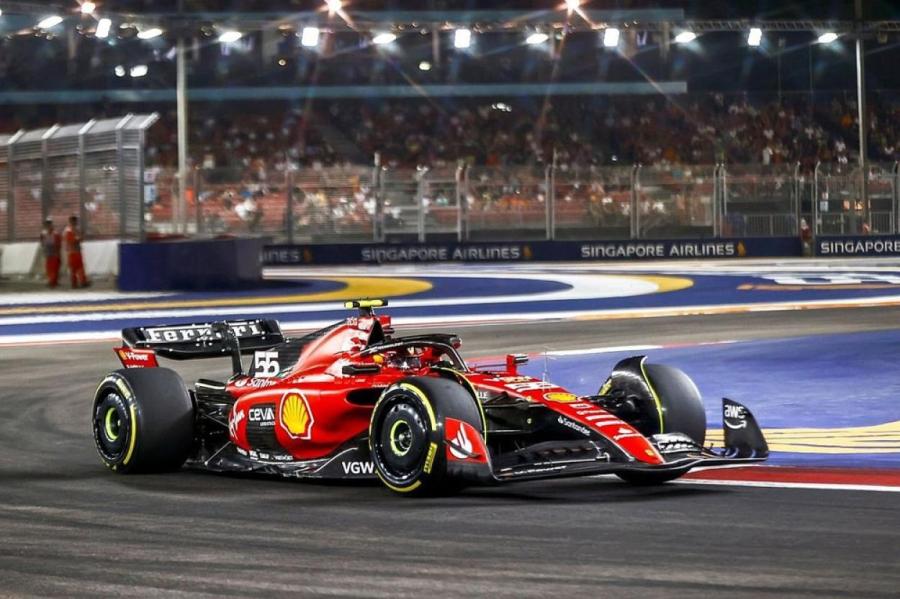 Гонщик Феррари Сайнс стал победителем квалификации Гран-при Сингапура