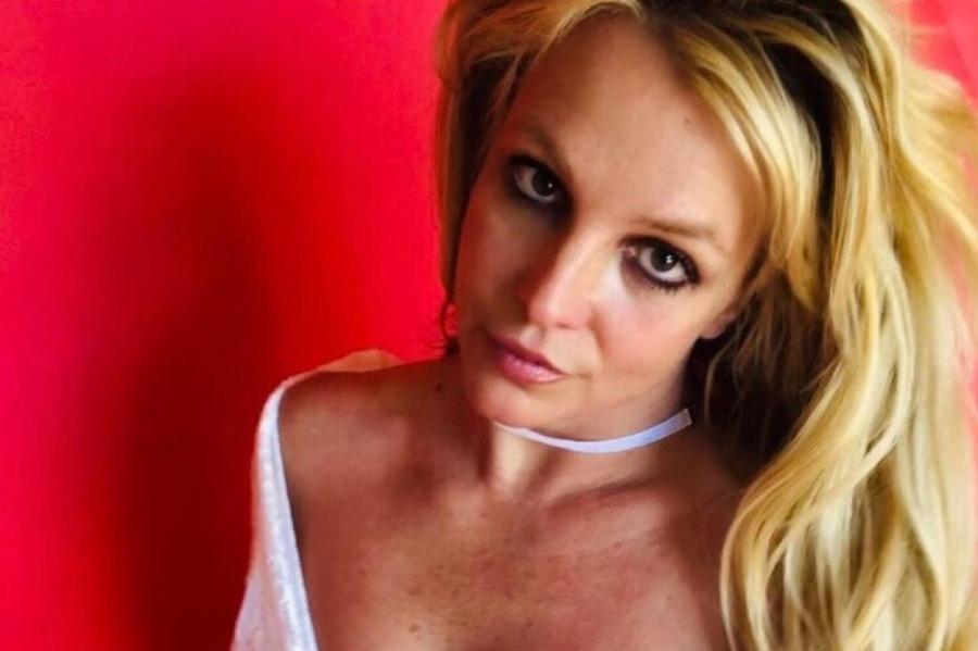 Молодая Britney Spears сосет хуй мужчины с огромным желанием и страстью