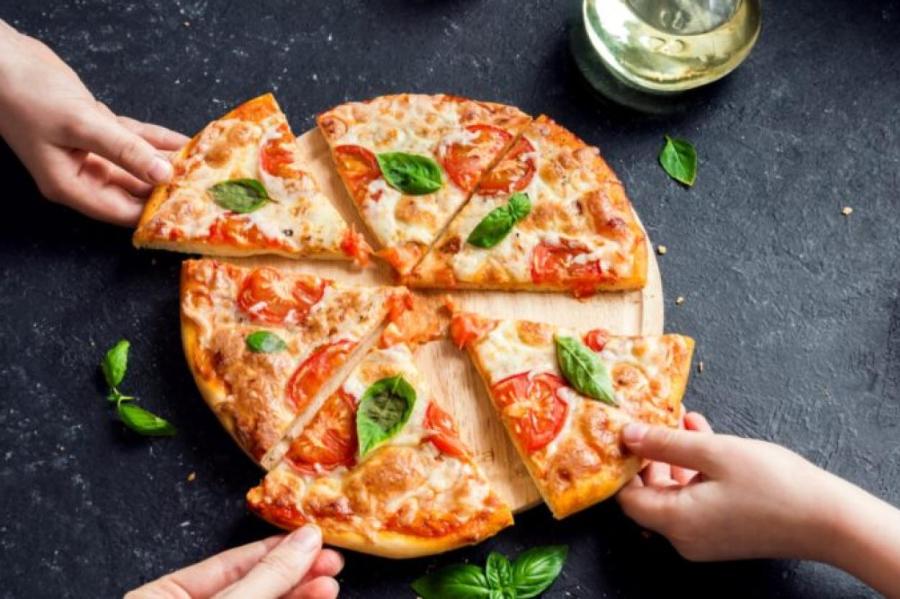 Как правильно есть пиццу?