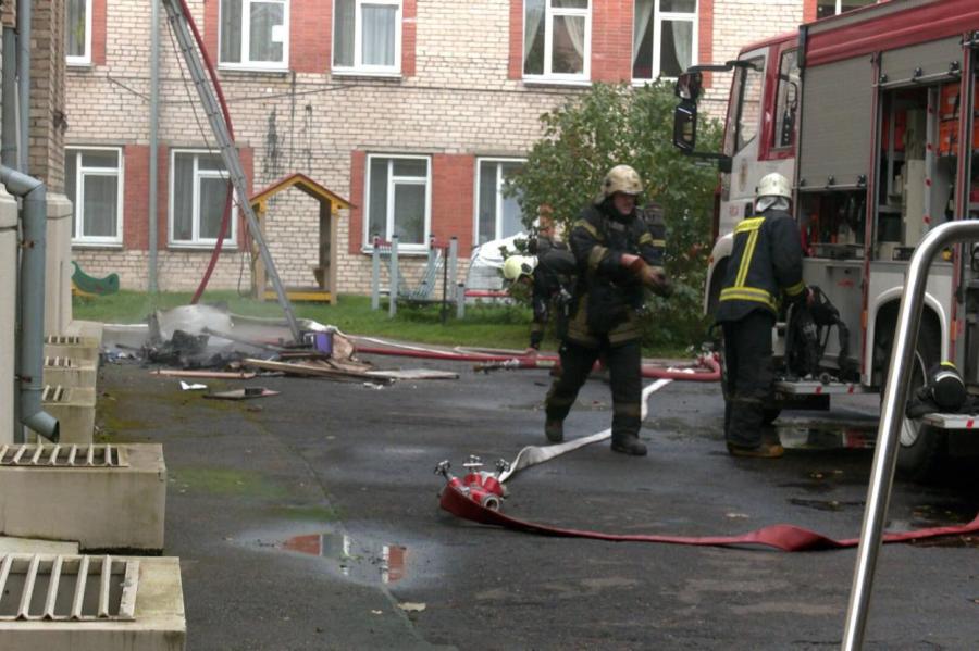 Пожар в начальной школе в Риге: эвакуировано 200 человек