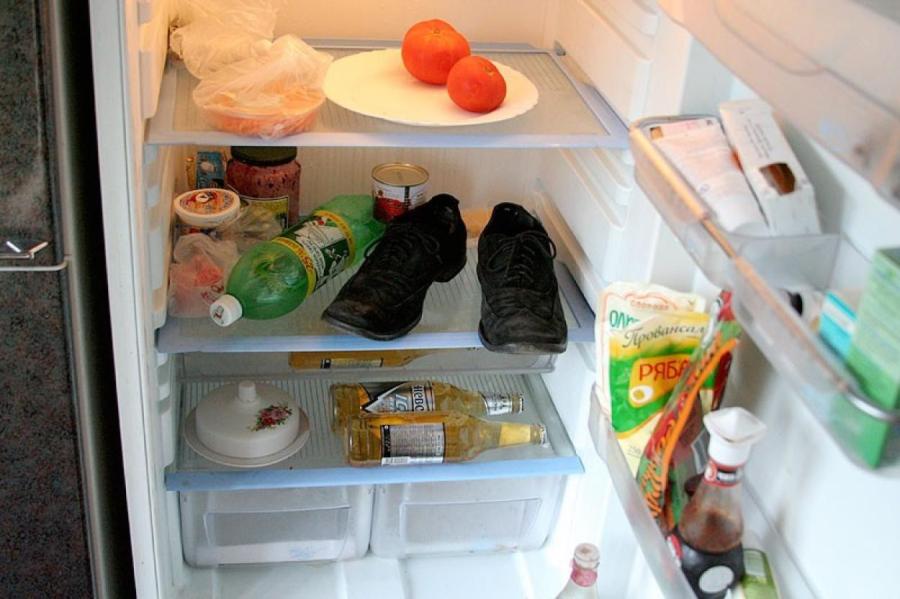 Зачем убирать в холодильник свитер, кеды и колготки