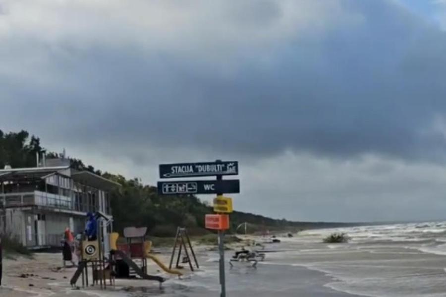 Непогода в Юрмале: морская вода начала размывать дюны (+ВИДЕО)