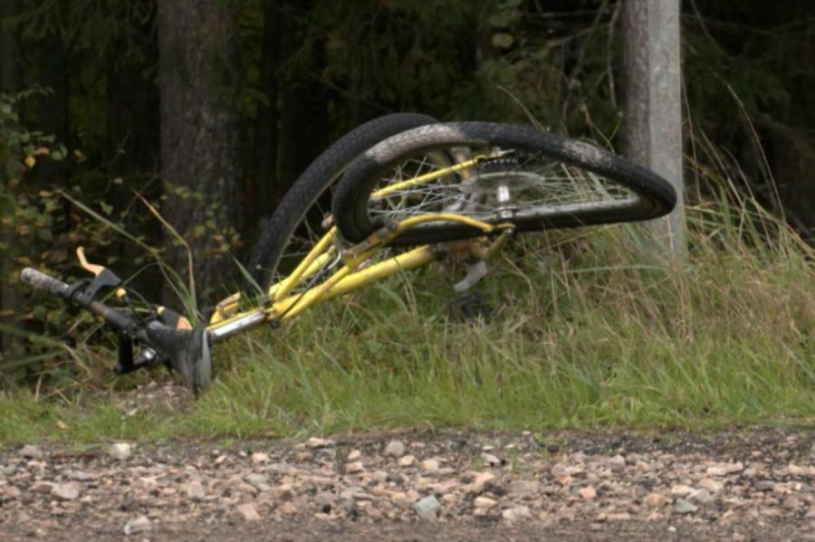 Трагедия под Алуксне: автомобиль насмерть сбил велосипедиста