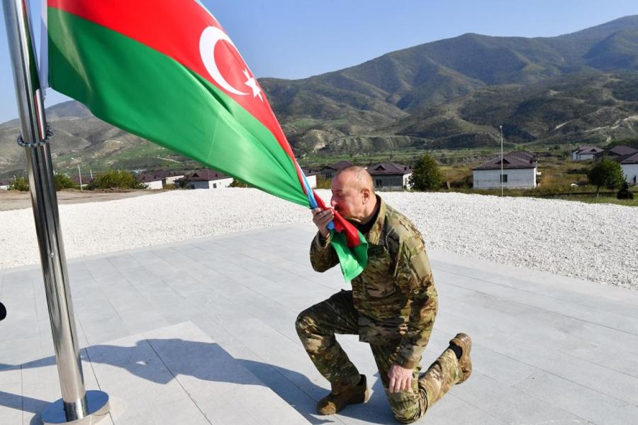 Алиев поднял флаг Азербайджана над столицей Карабаха