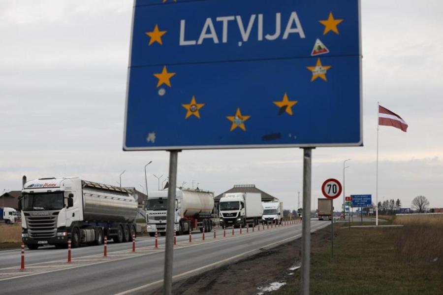 Украинских детей возвращают на родину через Латвию