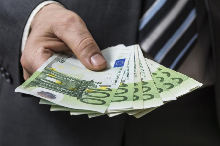 С 1,18 до 700 евро: как в Латвии росла минимальная зарплата