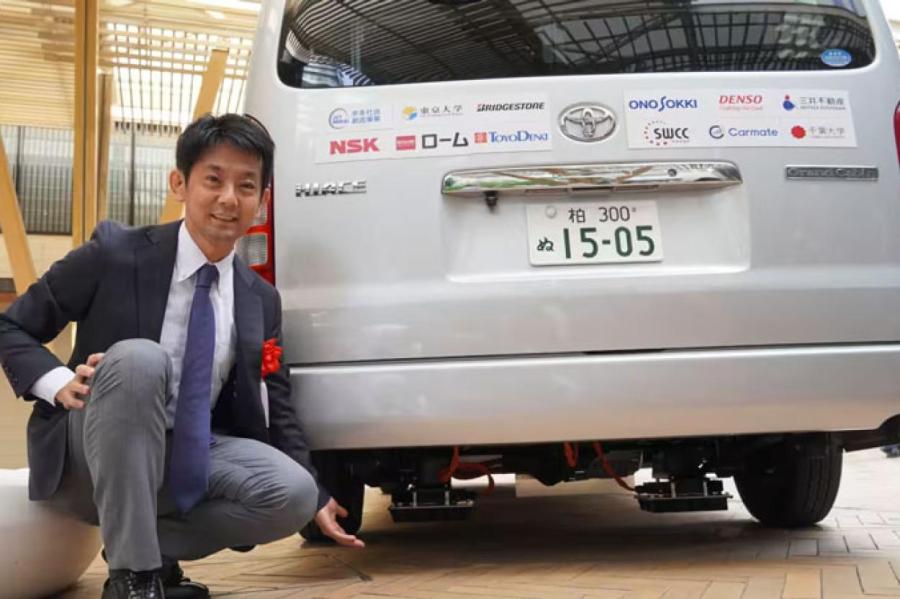 В Японии придумали быструю подзарядку электромобилей, вставших на светофоре