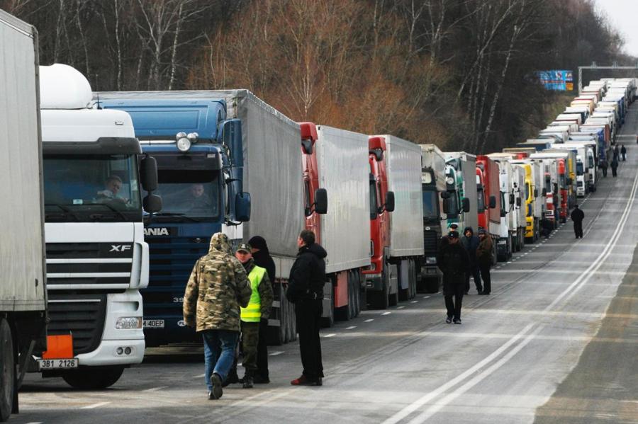 На границе Белоруссии с ЕС скопилось более 1,7 тысячи фур