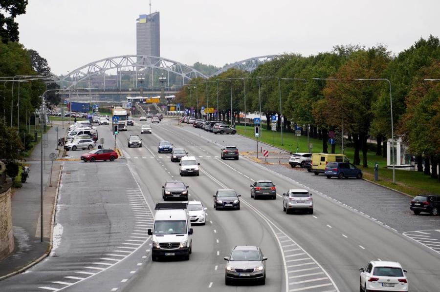Центру Риги возвращают движение: асфальтоукладчики уступают дорогу автомашинам