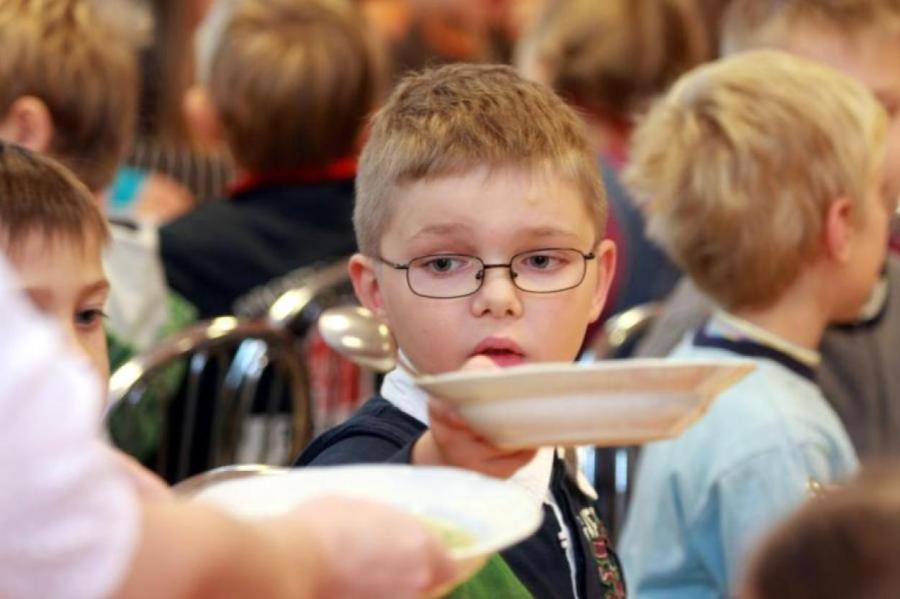 «Чужие дети»: тысячи голодных школьников Риги заплатят за всё