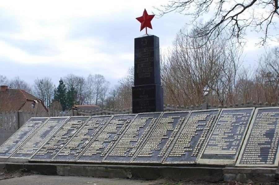 С могил советских солдат в Латвии хотят убрать символику