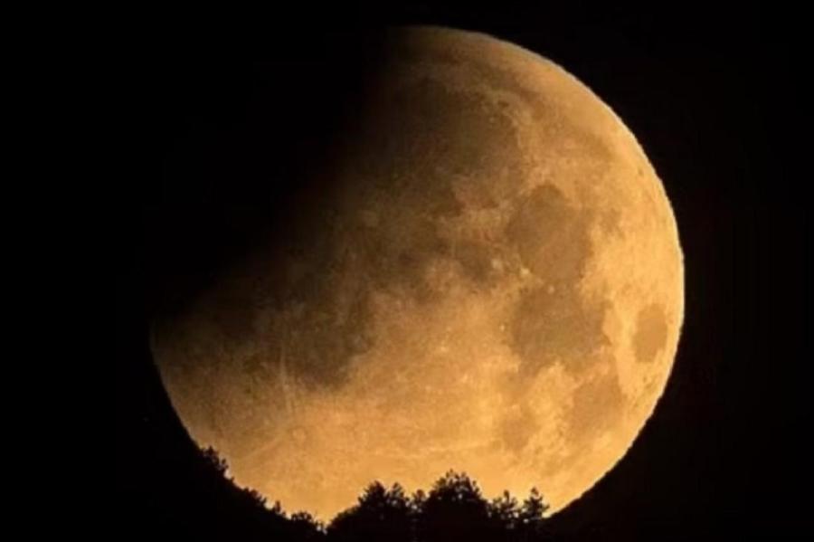 Латвийцы этой ночью увидят лунное затмение