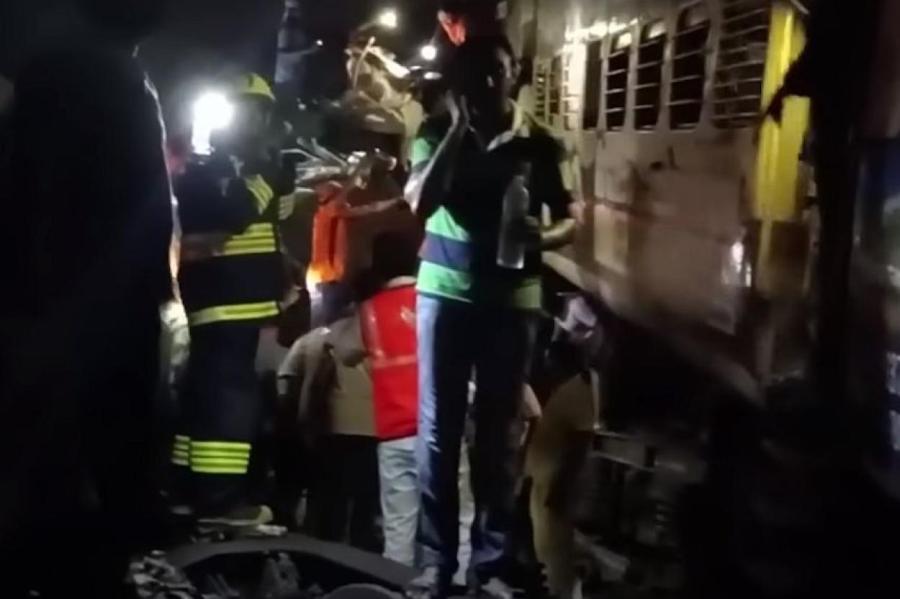 В Индии 13 человек погибли при столкновении поездов
