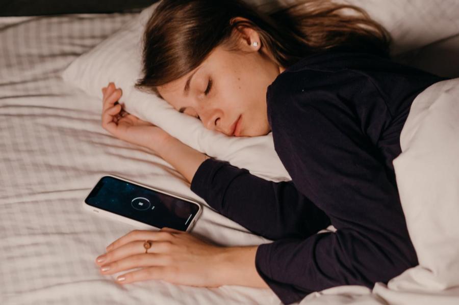 Ученые объяснили, почему опасно спать со смартфоном