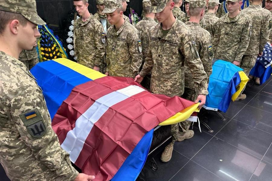 Останки погибшего в Украине добровольца доставлены в Латвию