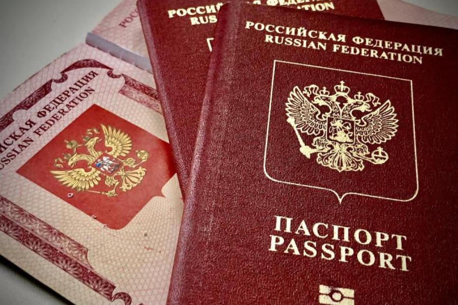Собравшихся брать гражданство РФ неграждан строго предупредили