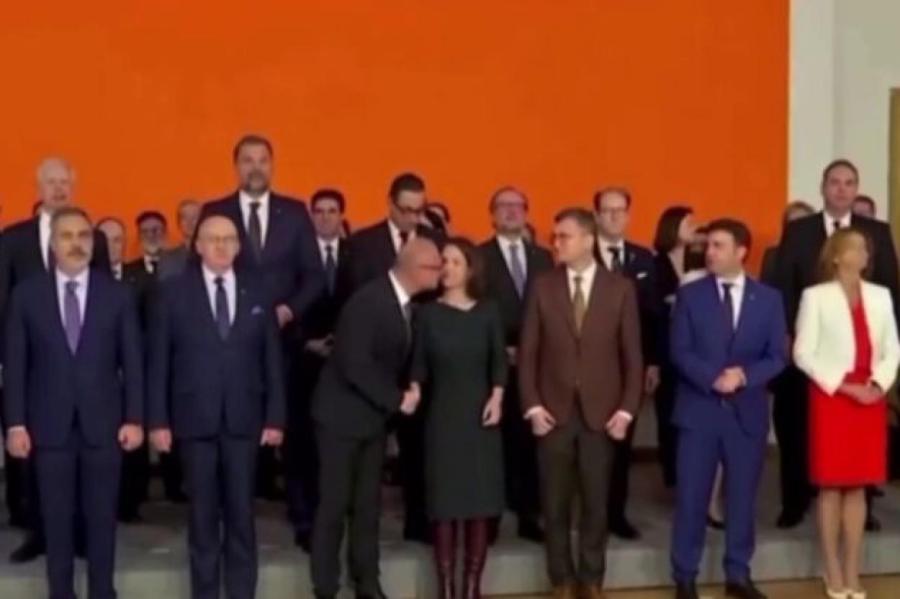 Скандал на саммите ЕС: министр пытался поцеловать главу МИД Германии (ВИДЕО)