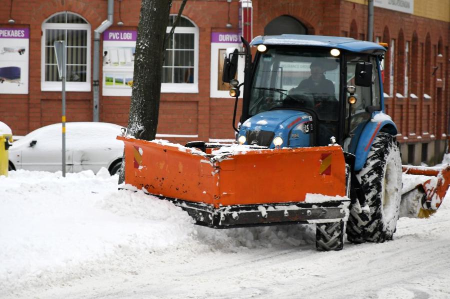 Новая дума по новому метёт: Рижские власти меняют порядок уборки снега в городе