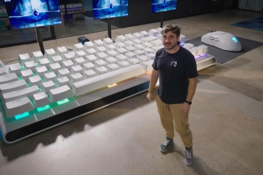 Комп для великана: инженеры создала 5-метровую клавиатуру и гигантскую мышь