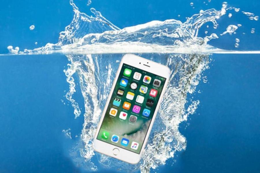 Как просушить телефон, если тот упал в воду: рассказываем пошагово