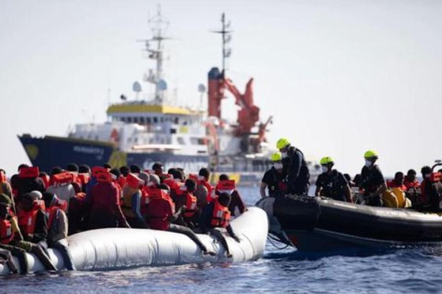Италия будет отправлять прибывающих по морю мигрантов в Албанию