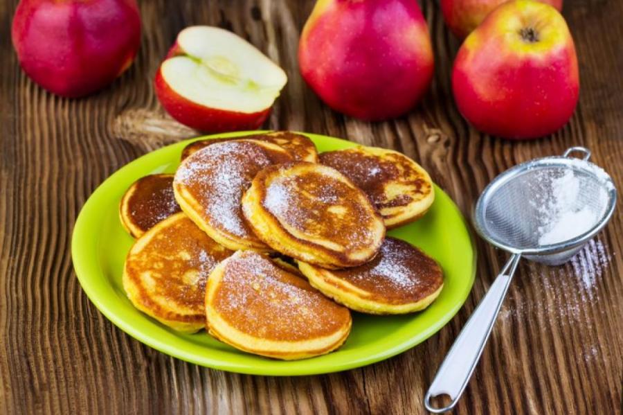 Оладьи с яблоками: рецепт вкусного завтрака