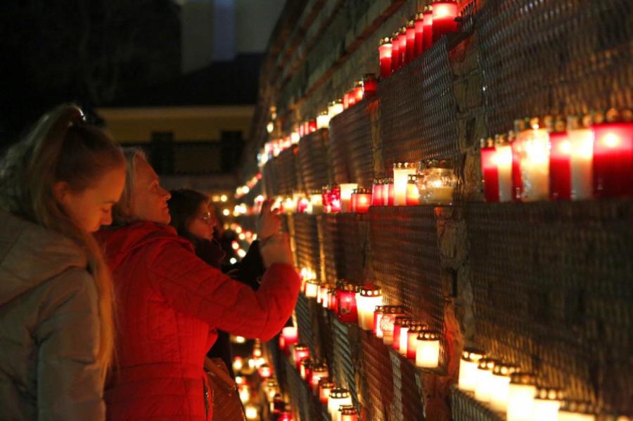 Жителей призывают ставить свечи у Рижского замка. Это поможет Украине