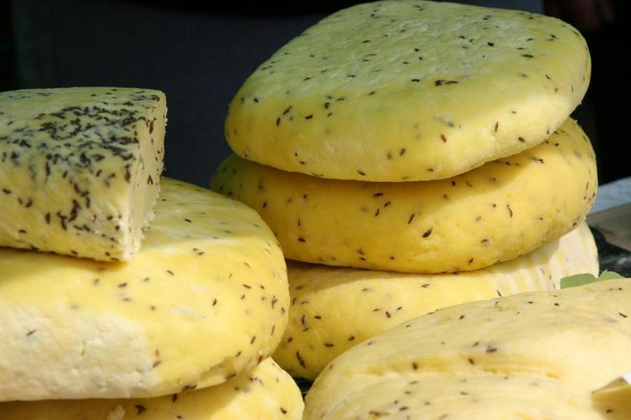 Исследование: за сыр и сметану из Латвии приходится сильно переплачивать