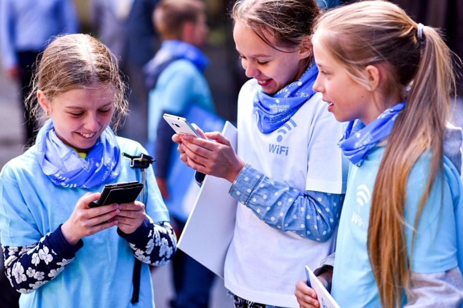 «Они не понимают, что только что прочитали» - в школах хотят запретить телефоны