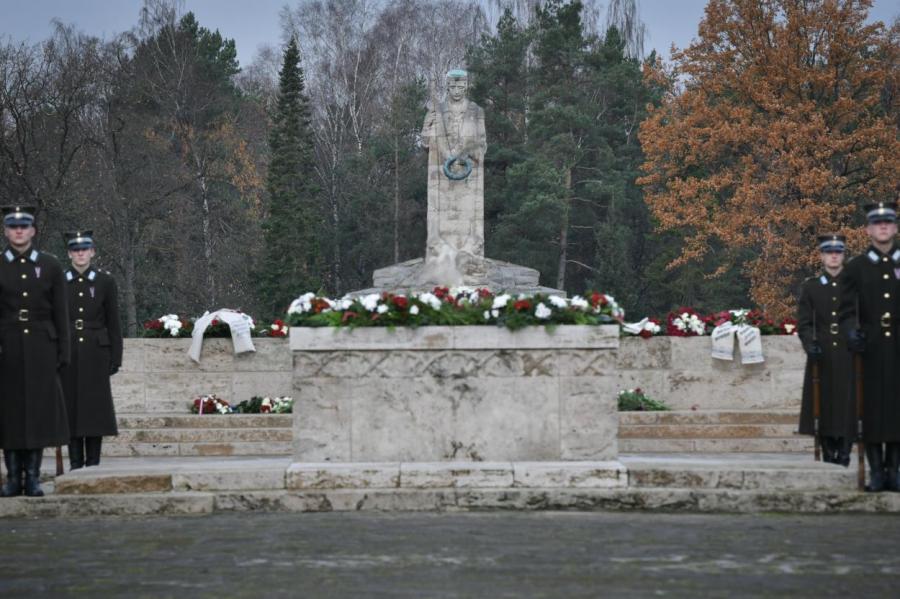 США поздравили Латвию с днем Лачплесиса, опубликовав видео с кладбища