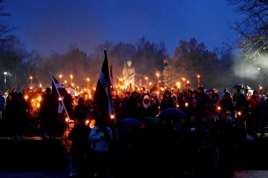 В факельном шествии в Риге принимают участие тысячи человек