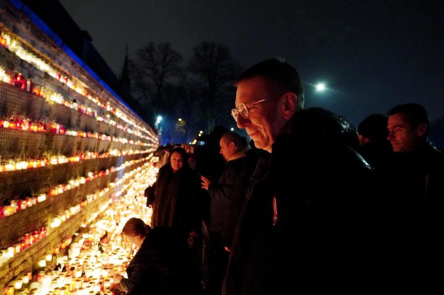 Тысячи людей поставили свечи у стены Рижского замка