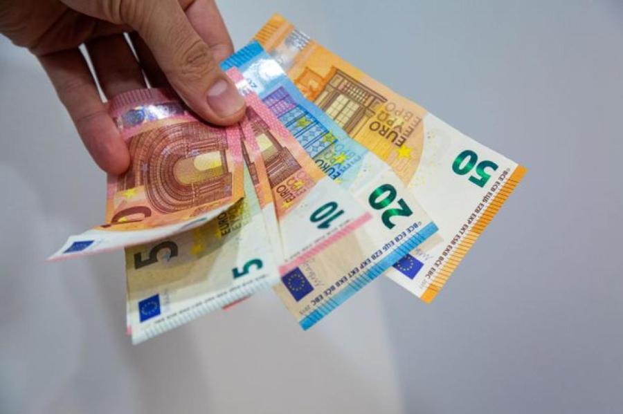 Официально: с нового года минимальная зарплата в Латвии вырастет на 80 евро