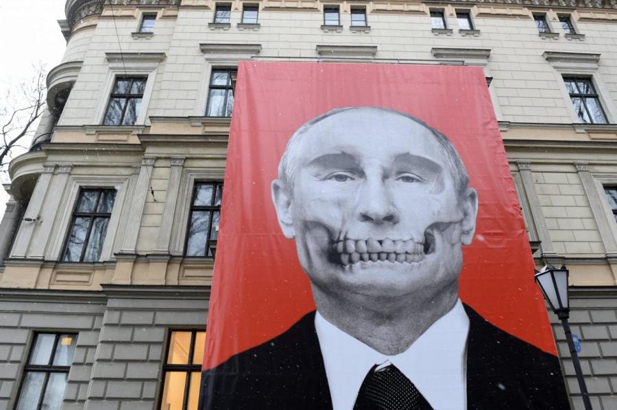 Жители за день пожертвовали 5,5 тысяч евро на еще один «Череп Путина» в Риге