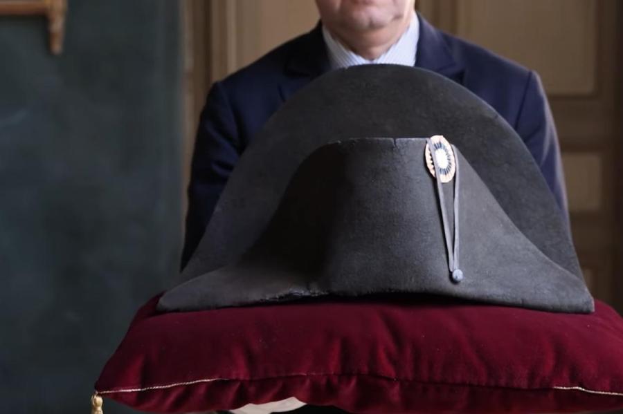 Шляпу Наполеона продали на аукционе почти за два миллиона евро